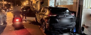 男子駕車自撞電桿受傷 車內竟有喪屍菸彈