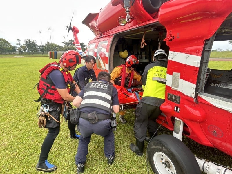 女子烏岩角攀岩摔落骨折 黑鷹馳援救出