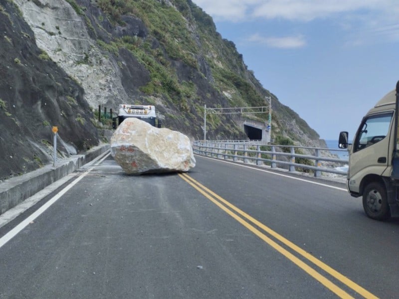 蘇花和仁路段「巨石掉落」占據車道 出動吊車排除中
