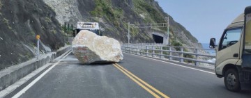 蘇花和仁路段「巨石掉落」占據車道 出動吊車排除中