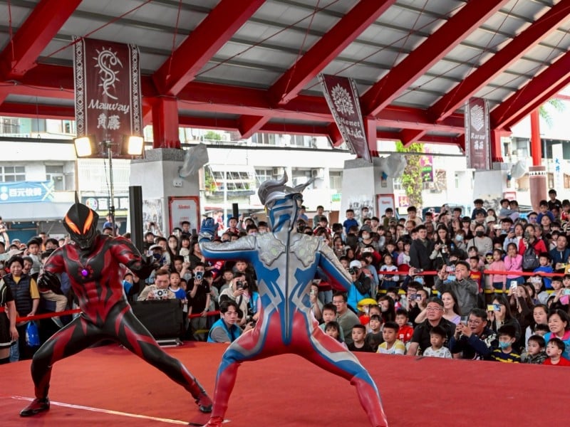 超人力霸王〜傑洛vs貝利亞現身吉安 游淑貞伴兩千名鄉親共度驚喜兒童節