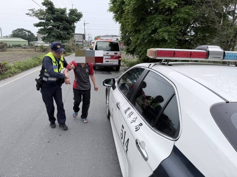 男子酒醉倒臥在田裡