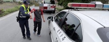 男子酒醉倒臥在田裡