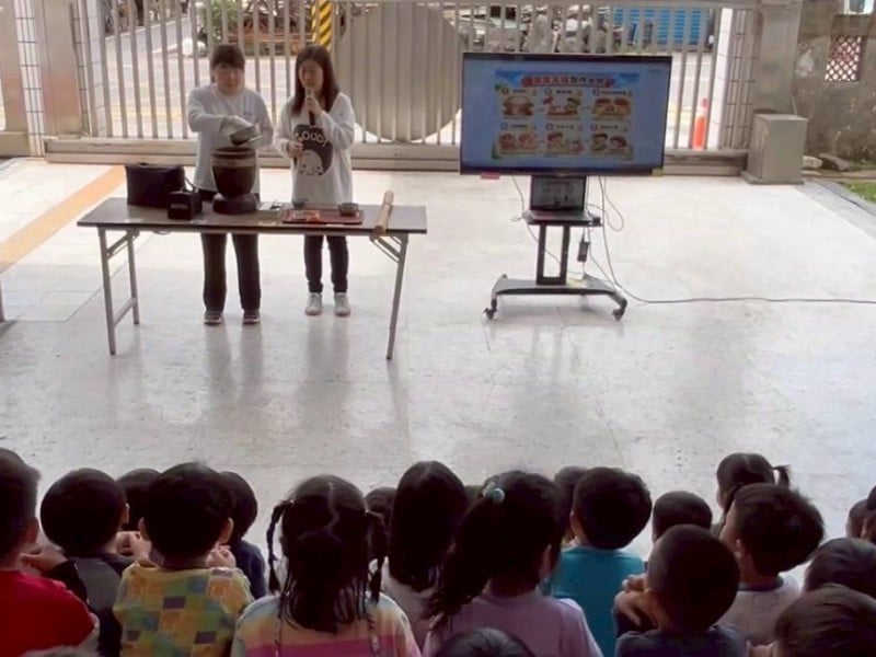 吉安鄉幼童「搗麻糬」快樂體驗 游淑貞再創寓教於樂溫馨兒童節