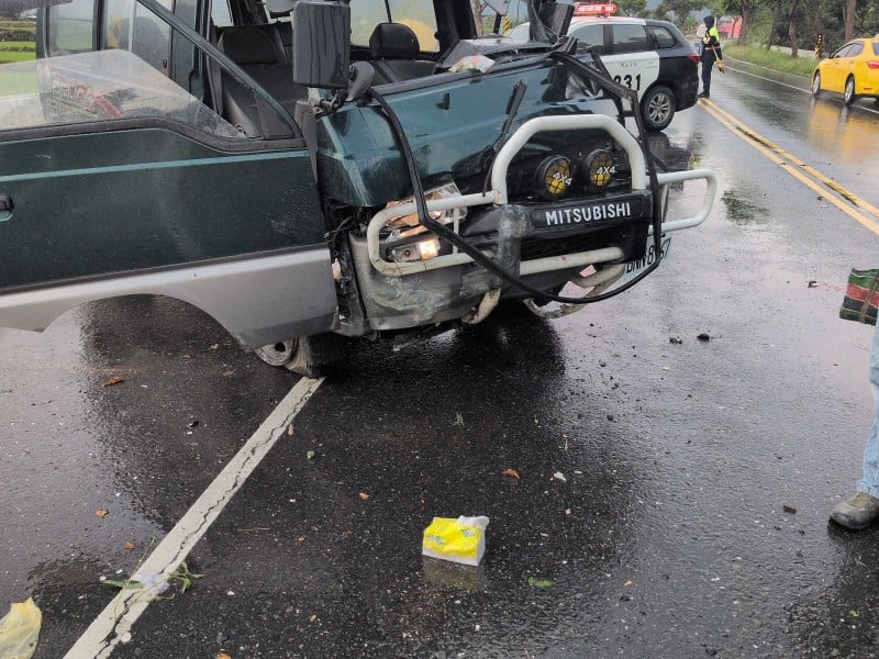 休旅車路滑自撞變廢鐵 ! 乘客拋飛、駕駛夾車內