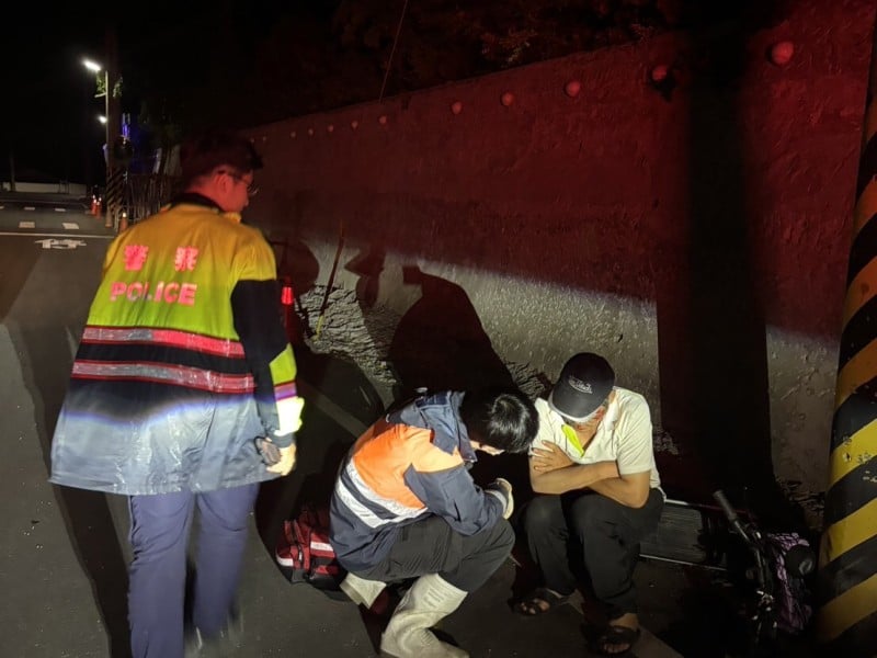 男酒醉路倒傷臉有血跡 暖警即救援、救護送醫