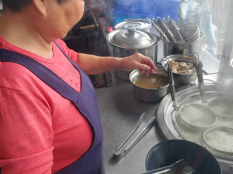 卸下科技業光環回到母親身邊 ! 溝仔尾油蔥香「三角鹹湯圓」從木雕銷日輝煌到溝仔尾拆遷