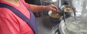 卸下科技業光環回到母親身邊 ! 溝仔尾油蔥香「三角鹹湯圓」從木雕銷日輝煌到溝仔尾拆遷