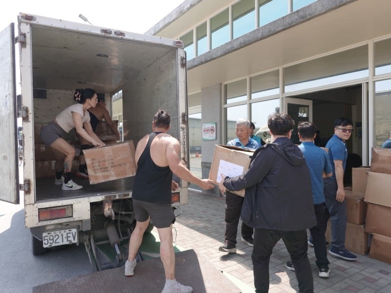 花蓮縣同鄉公益總會贈500雙休閒鞋給花蓮市清潔隊