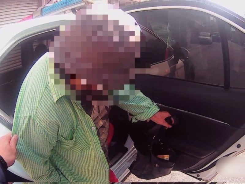 七旬老婦迷途 暖警護送返家