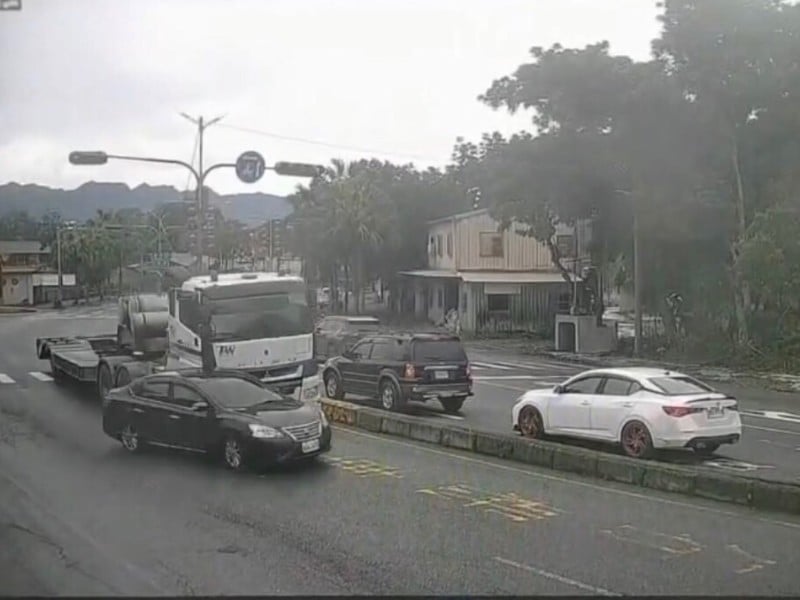 拖曳車林男被逼車反被嗆告 ! 郭男開上分隔島受傷送醫