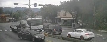 拖曳車林男被逼車反被嗆告 ! 郭男開上分隔島受傷送醫