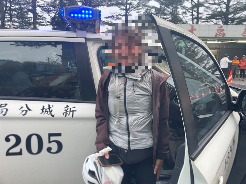 英籍單車女騎士合歡山失溫　暖警即時援助助其脫險