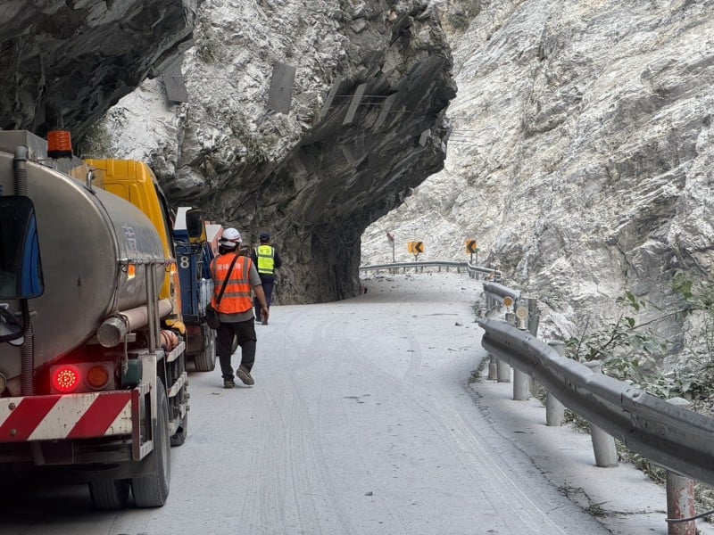 中橫流芳橋路段落石阻路　一度封閉搶通、受困車輛平安脫困