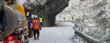 中橫流芳橋路段落石阻路　一度封閉搶通、受困車輛平安脫困