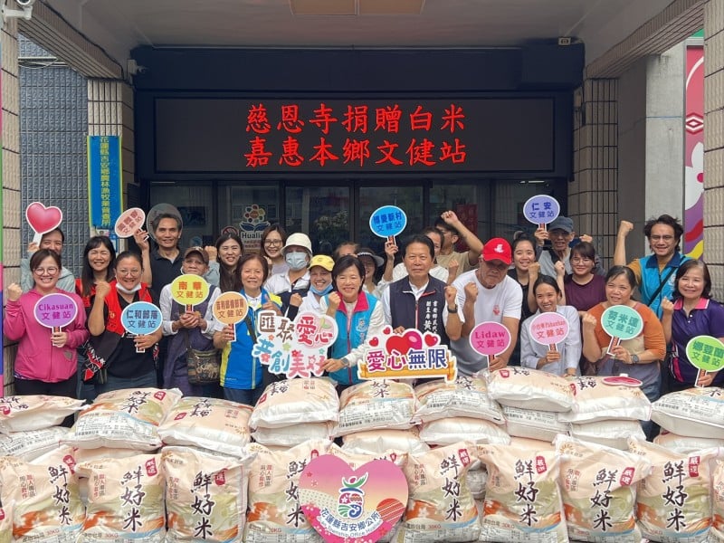 慈恩寺送暖吉安！副主席黃金發攜手鄉公所捐贈白米 守護文健站長者健康