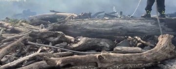 豐濱海岸「漂流木大面積燃燒」消防力抗海風搶救6小時