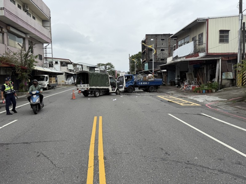 尚志路兩貨車對撞 兩駕駛受傷送醫