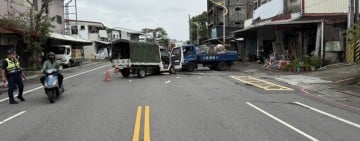 尚志路兩貨車對撞 兩駕駛受傷送醫