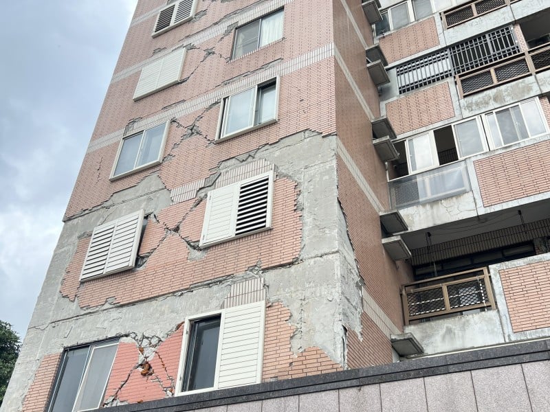 山海關大樓施工會勘 副主席黃金發把關交安：「務必退縮兩公尺預留機車道！」