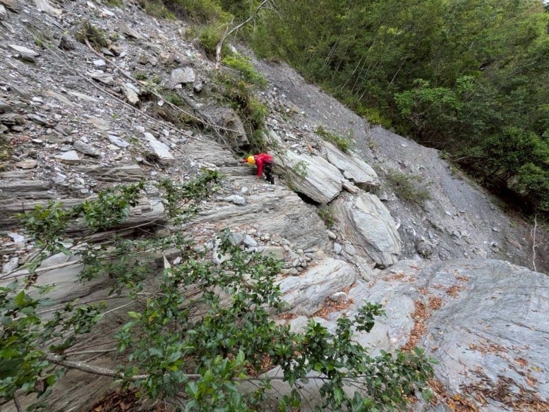 不畏艱險跨單位救援！瓦拉米步道失聯案第9日於溪谷尋獲！