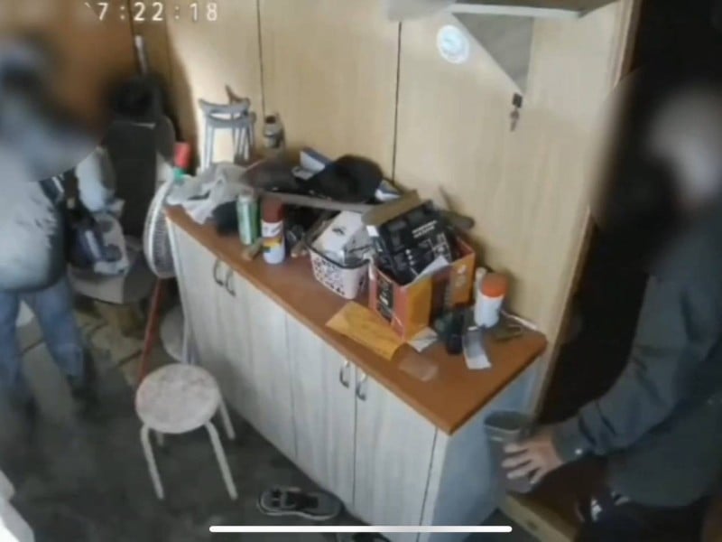 破壞門鎖入侵住宅偷竊 ! 警強勢搜索「安全帽藏毒」逮2嫌再揪毒品與贓牌