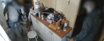 破壞門鎖入侵住宅偷竊 ! 警強勢搜索「安全帽藏毒」逮2嫌再揪毒品與贓牌