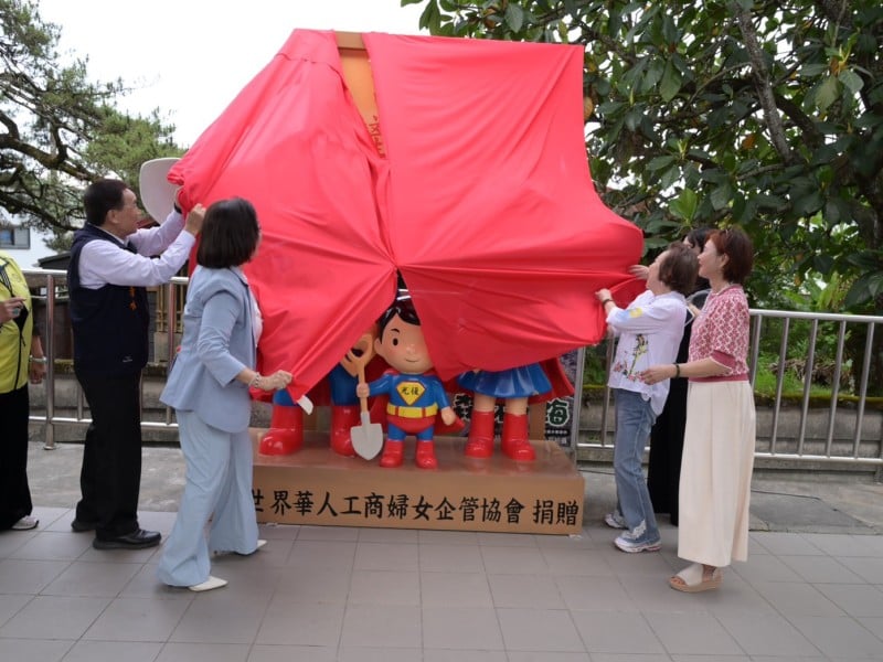世華「鏟子超人公仔」光復火車站揭幕 縣府致贈感謝狀