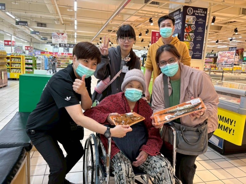 賣場變身復健室！花蓮醫院護理之家帶長輩樂遊家樂福　以「買菜懷舊」找回生活能力