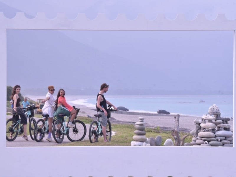 夏威夷郡長訪問花蓮 體驗七星潭疊石