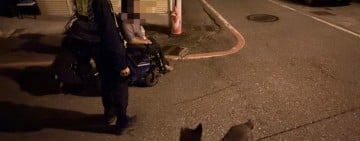 電動輪椅沒電男子受困路中 暖警巡邏發現助返家