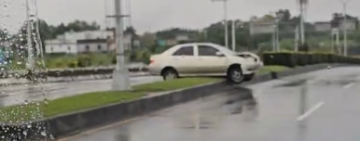 花蓮吉安雨天路滑釀意外　自小客車失控衝上安全島幸無人傷
