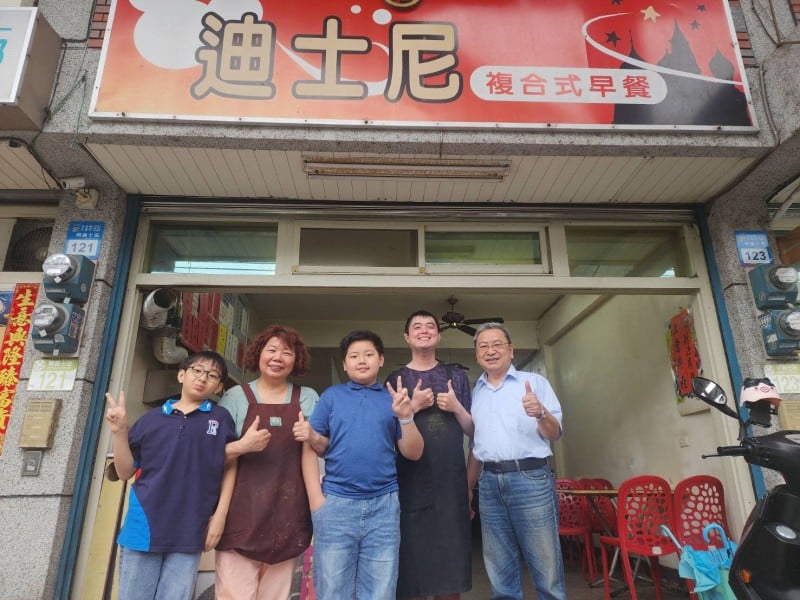 《謙手花蓮》邱展謙老師專訪藍泳淇一家 從早餐店到建國路蒜味肉羹，看見簡家的在地打拚