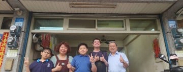 《謙手花蓮》邱展謙老師專訪藍泳淇一家 從早餐店到建國路蒜味肉羹，看見簡家的在地打拚