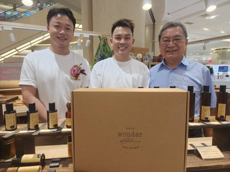 《謙手花蓮》主持人邱展謙走到 Wonderadam 專訪「香氛哲學家」陳奕錡 從母親的自助餐香氣走到花蓮氣味品牌