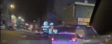 警車追逐拒檢逃逸車輛撞上店家牆壁