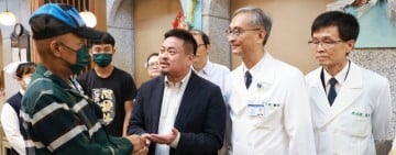 勞動部長洪申翰親赴醫院頒模範勞工獎予馬太鞍溪救災英雄張森