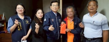 一段讓人感動的手足情，一份我們不能缺席的關懷  新城鄉長何禮臺與鄉親攜手面對困難，幫助鄉親走過風雨