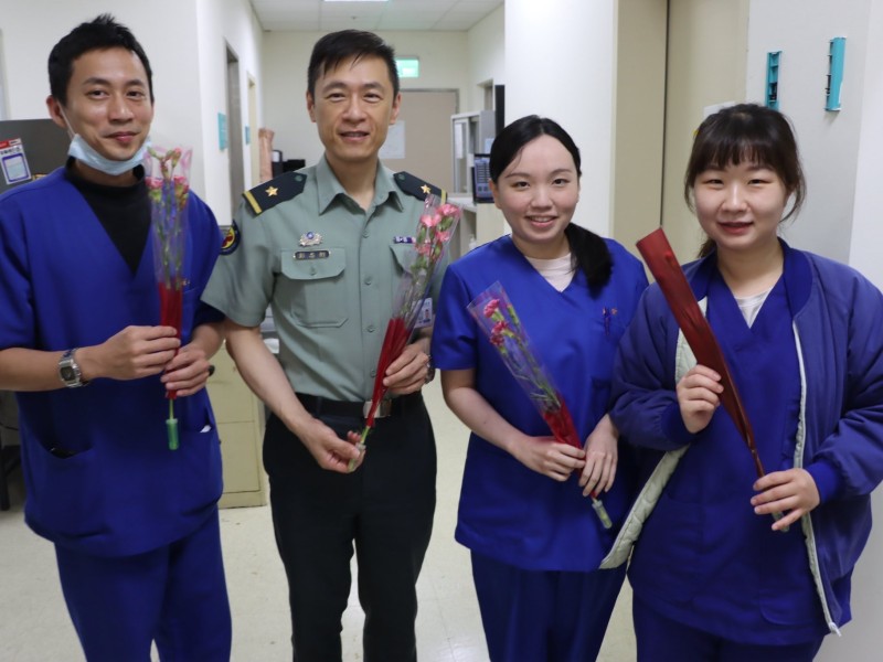 國軍花蓮總醫院母親節送暖　致贈康乃馨向女性同仁與民眾傳遞感恩