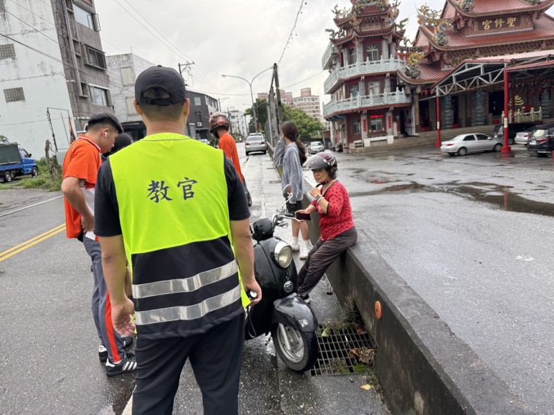 陰雨街頭見暖流　花工學生主動助人　爆胎協修、救援阿嬤善行獲讚