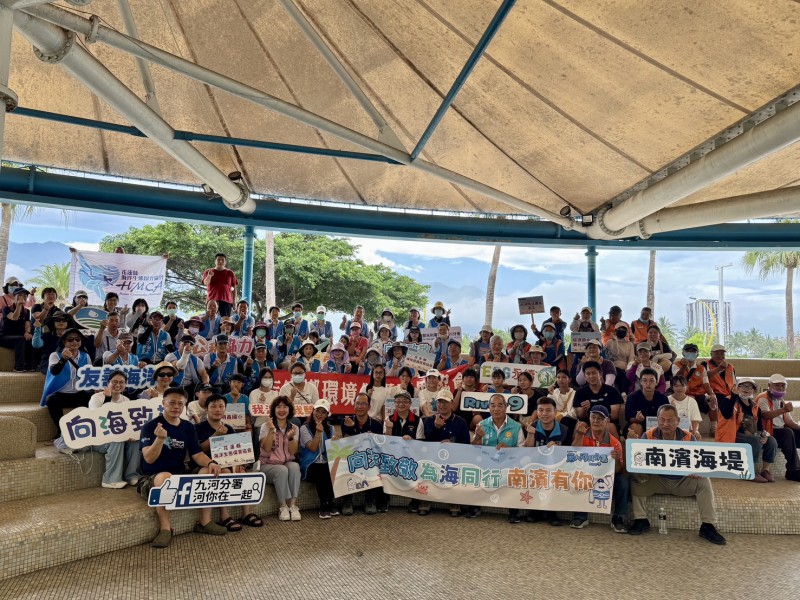 花蓮海岸線保衛戰 百人南濱淨灘總動員 田珍綺盼建立長期護海機制