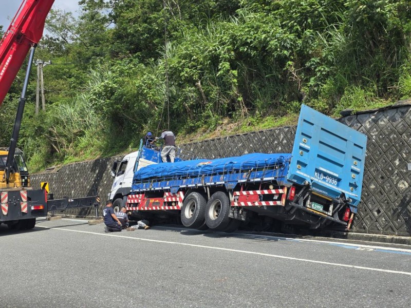 台11水璉路段大型西瓜貨運車 不明原因卡落路間水溝