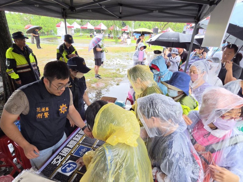 新城警雨中宣導不停歇　結合龍泉公園活動推廣防詐與交通安全