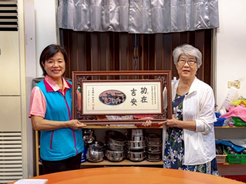 吉安鄉調解委員褚慶澎服務逾十年榮退 游淑貞頒贈「功在吉安」匾額致謝