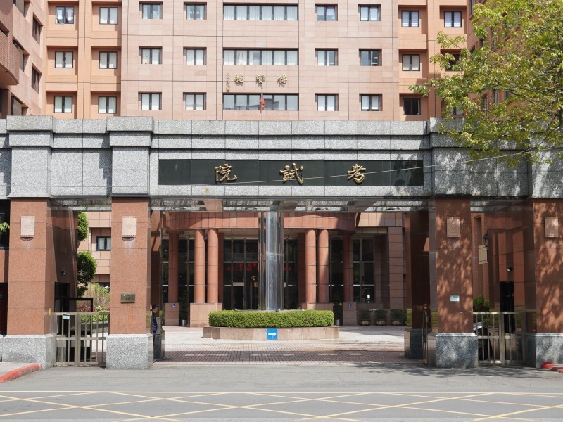 今審議通過公務員「育嬰津貼至7歲、雙親最長可各領9個月」! 因應人口策略 3法修正案完備生養環境
