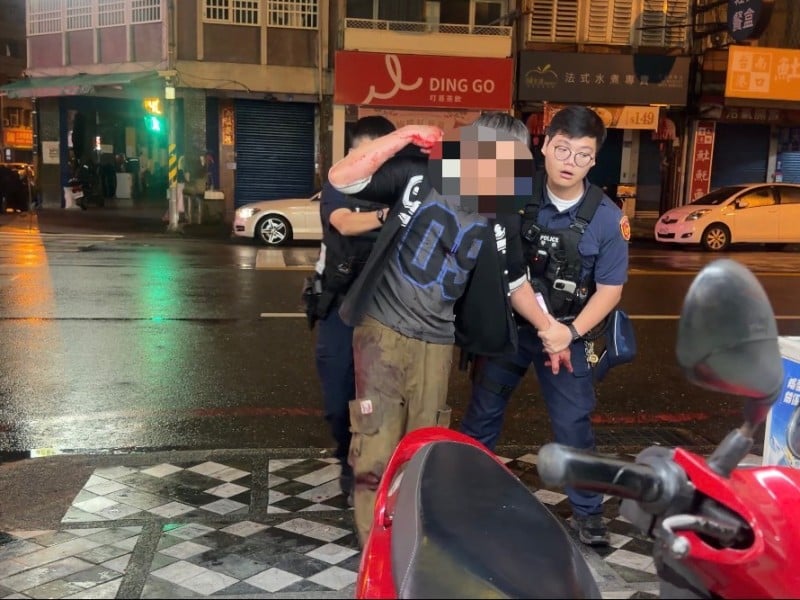 花蓮男子深夜酒醉失控砸酒瓶自殘　警快打部隊到場壓制化解衝突