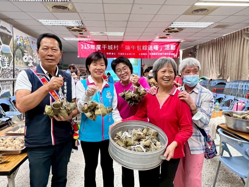 端午飄香送溫暖 游淑貞、黃金發攜手干城村民齊包粽 傳遞社區溫情