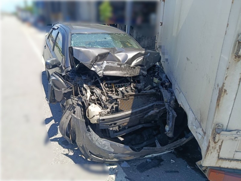 自小客撞擊對向車道兩貨車 駕駛不治