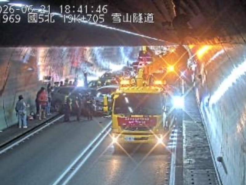 國5雪山隧道北上傳事故 全線封閉回堵中 高公局籲改走省道