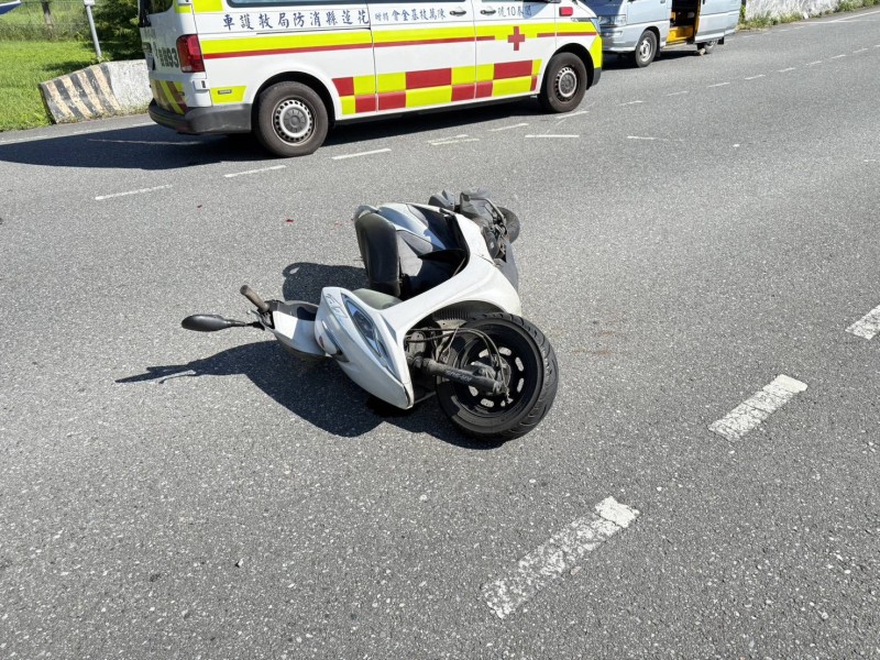機車停等紅燈遭追撞 花警籲保持車距謹慎慢行